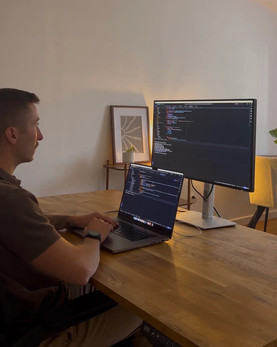 Dimitri Dumont au travail dans les bureaux d'Hexa web