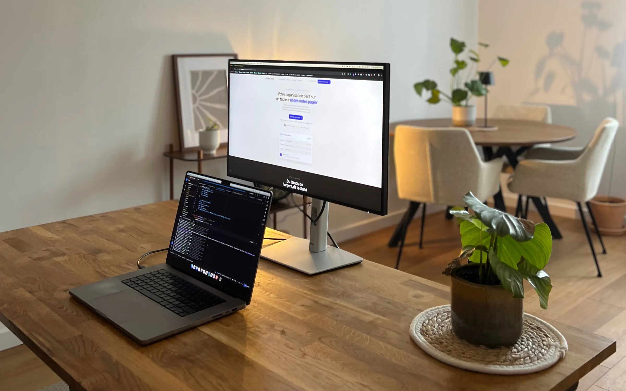 Le bureau d'Hexa web à Athies-sous-Laon : le poste de travail et la table où l'on reçoit nos clients.